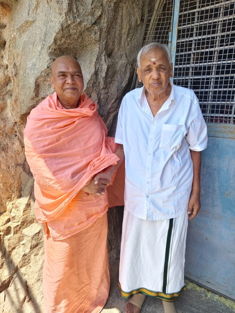 Sri Veerabhadra Channamalla Deshikendra Swamiji of Sri Nidumamidi Matha, Bengaluru at the temple