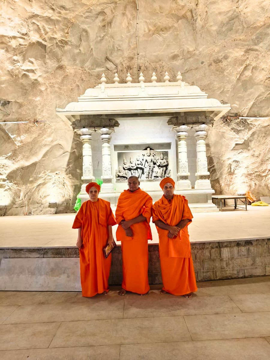 Sri Shiva Basava Mahaswamiji and Sri Mahalinga Swamiji at the temple