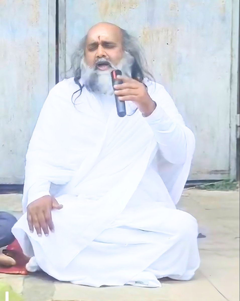 Gurudev Sri Sharan Guruji of Art of Living at the temple
